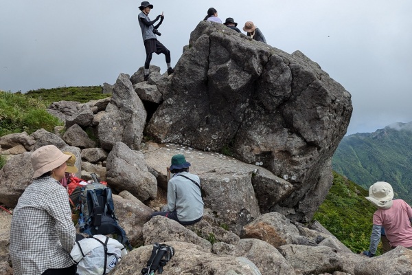 黒ボコ岩(2,320m)