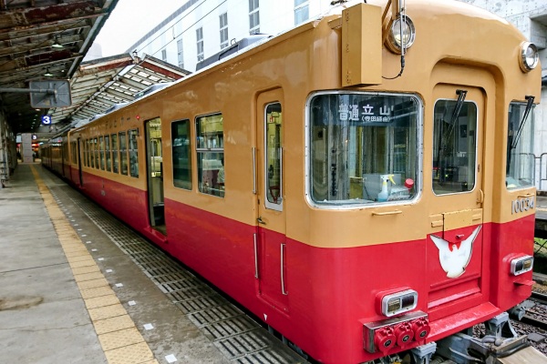 富山地方鉄道で立山駅から電鉄富山駅まで移動（約1時間）