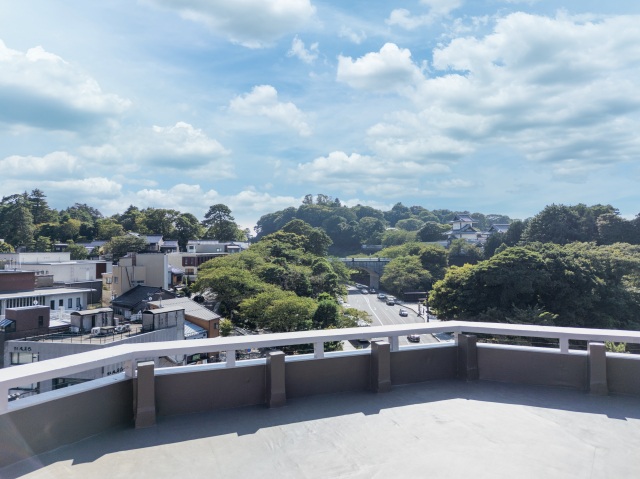 ルーフトップテラスから眺める石川門