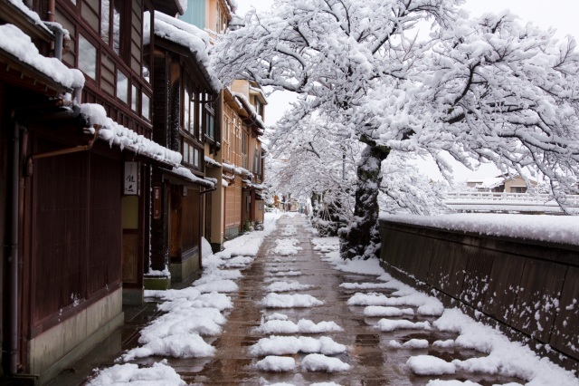 雪の積もった茶屋街